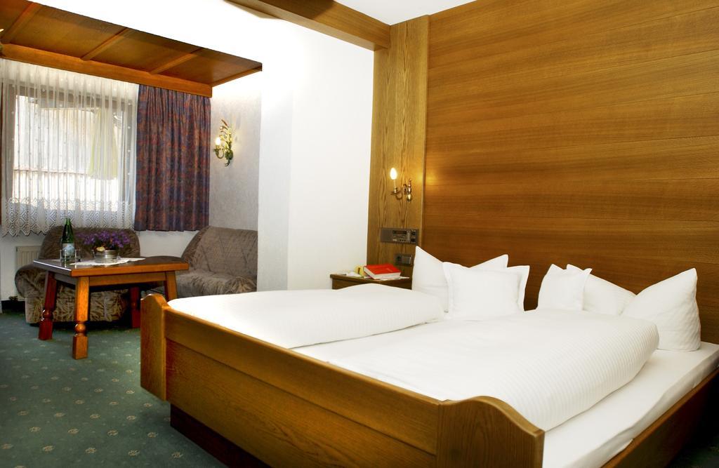 Hotel Garni Dietrich Seefeld in Tirol Room photo